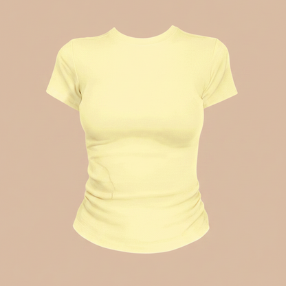 Gelbes T-Shirt mit beigem Hintergrund